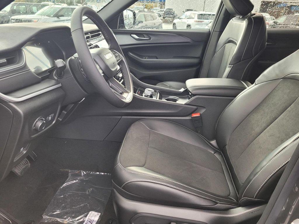 new 2025 Jeep Grand Cherokee car, priced at $43,125