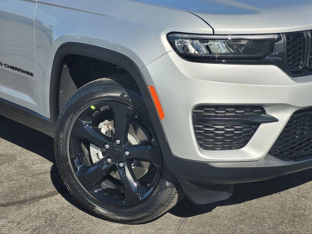 new 2025 Jeep Grand Cherokee car, priced at $42,950