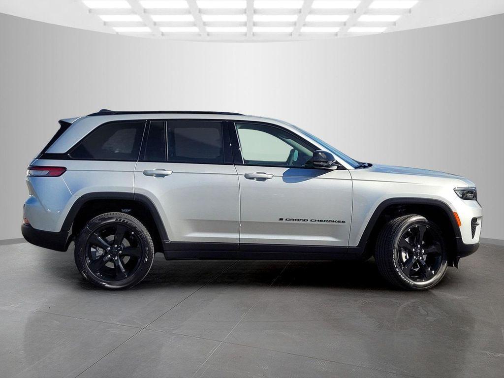 new 2025 Jeep Grand Cherokee car, priced at $42,950