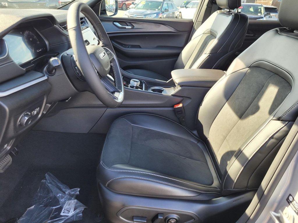 new 2025 Jeep Grand Cherokee car, priced at $42,950