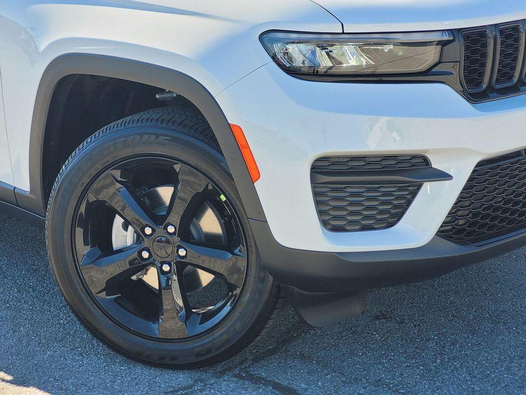 new 2025 Jeep Grand Cherokee car, priced at $40,745