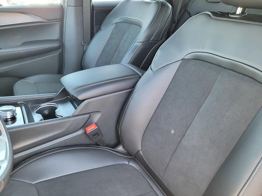 new 2025 Jeep Grand Cherokee car, priced at $40,745