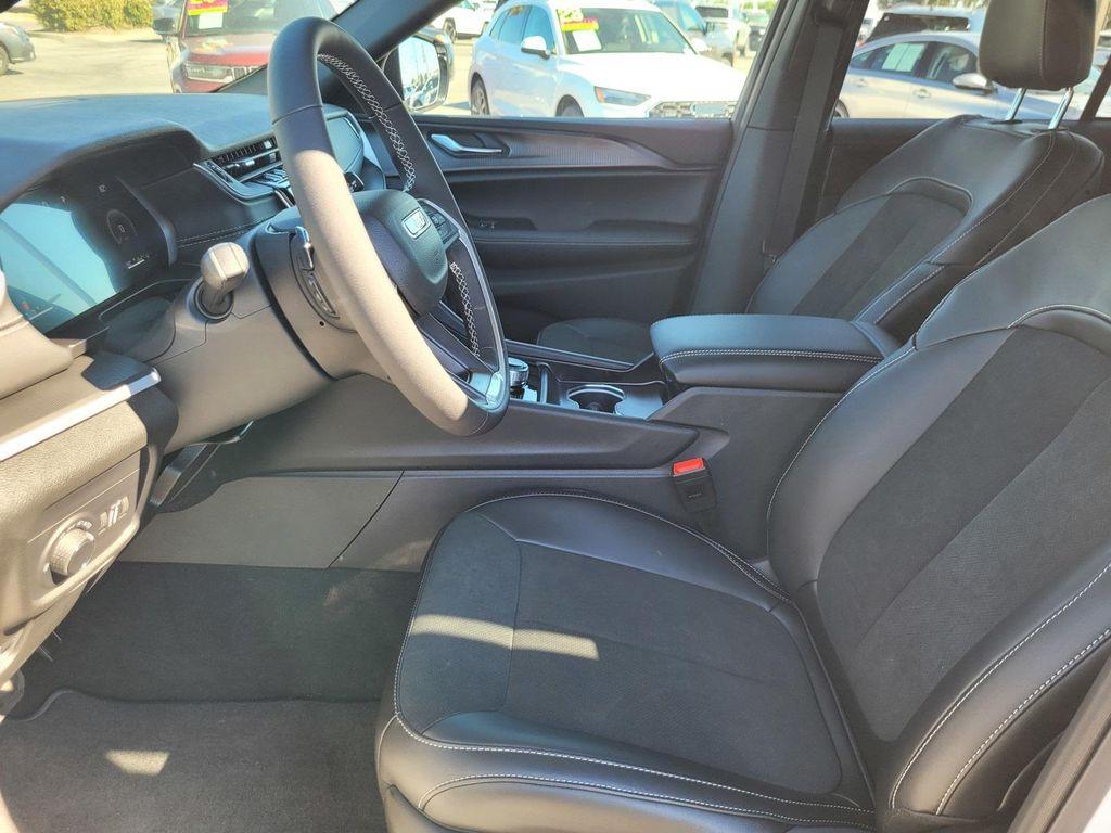 new 2025 Jeep Grand Cherokee car, priced at $40,745