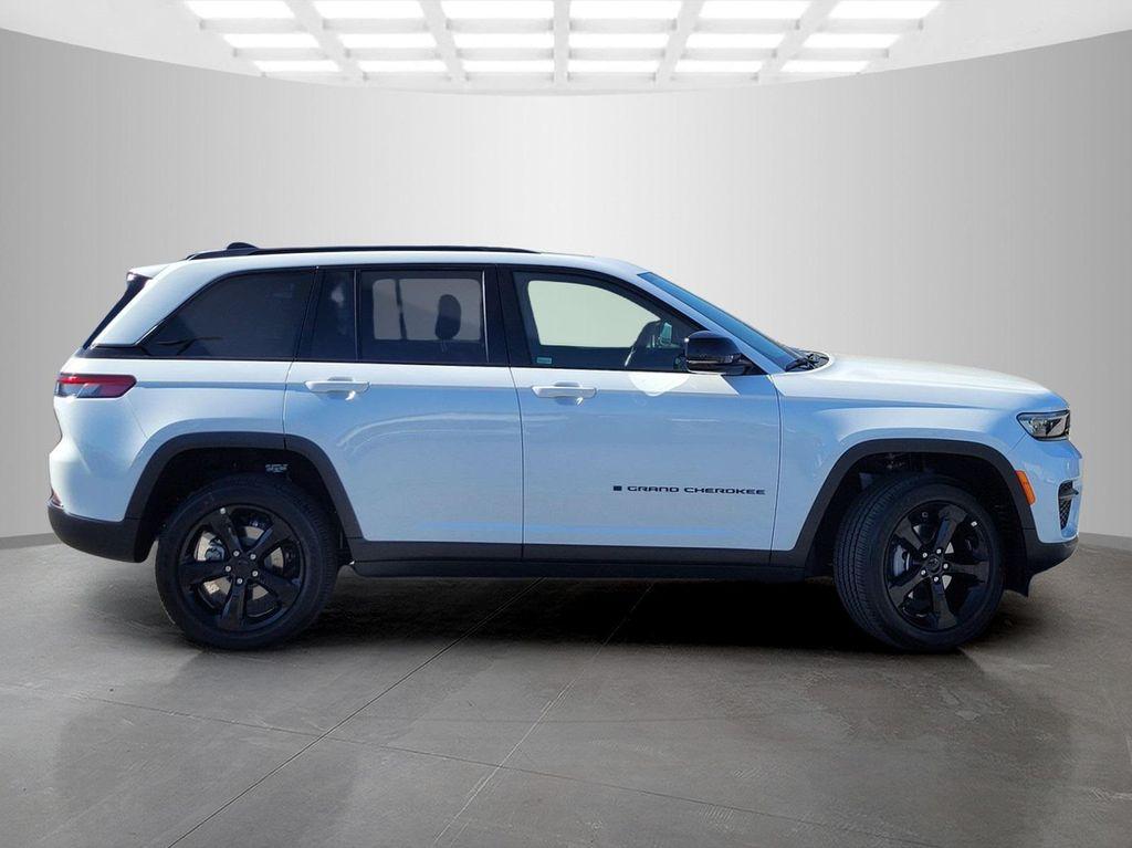 new 2025 Jeep Grand Cherokee car, priced at $40,745