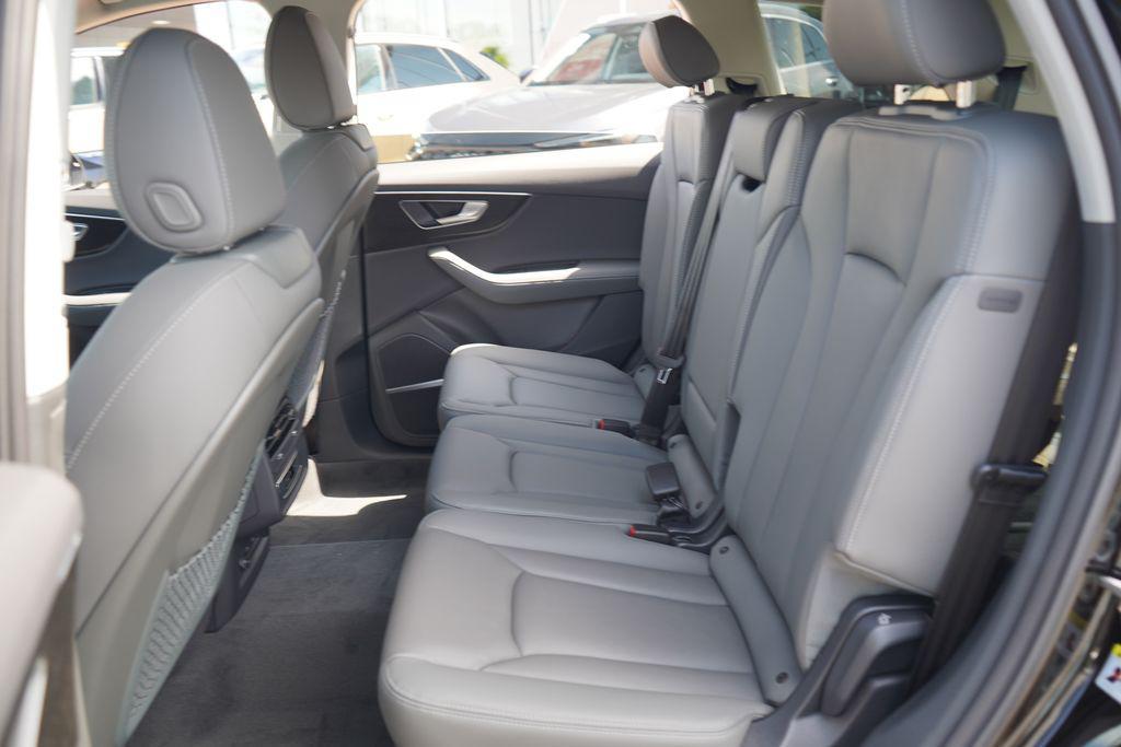 new 2025 Audi Q7 car, priced at $69,770