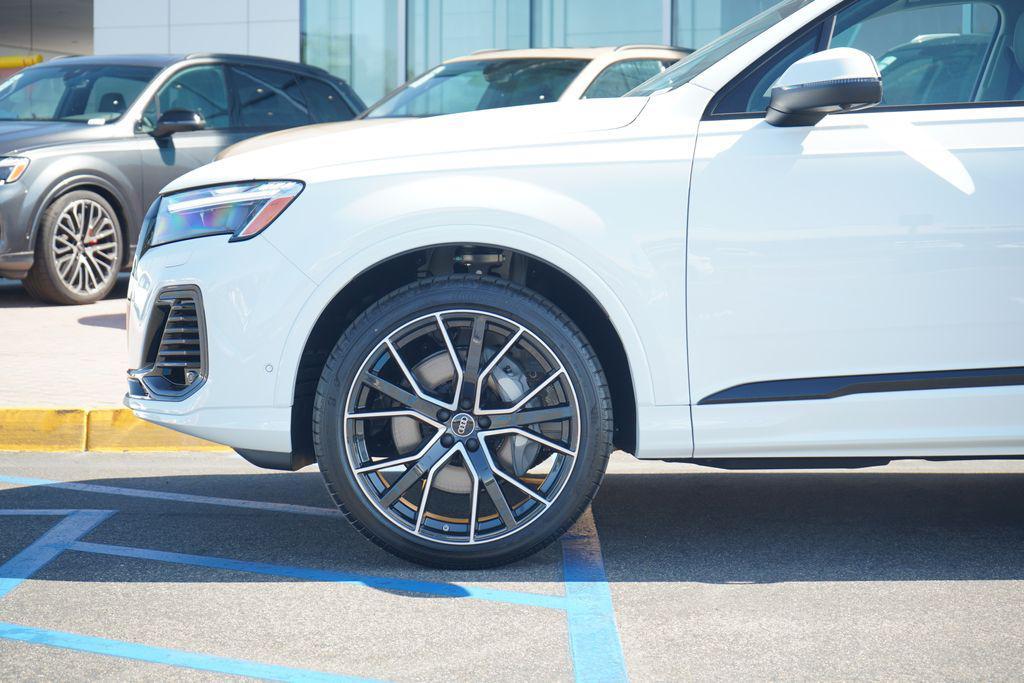 new 2025 Audi Q7 car, priced at $75,975
