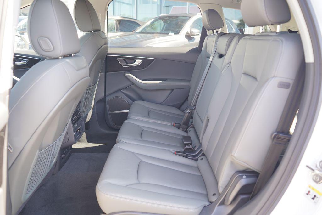 new 2025 Audi Q7 car, priced at $75,975