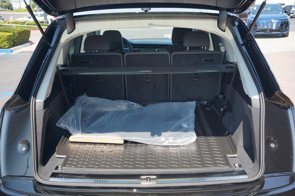 new 2025 Audi Q7 car, priced at $76,110
