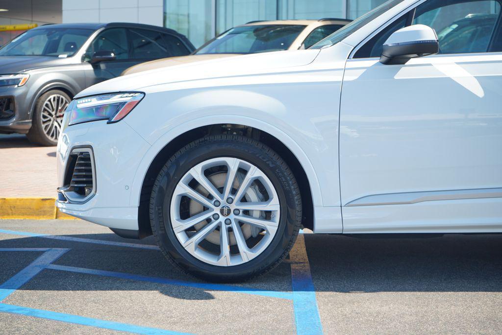 new 2025 Audi Q7 car, priced at $82,620