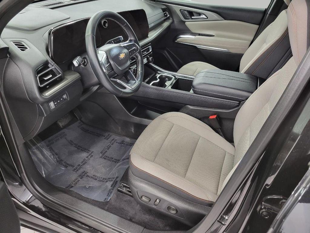 used 2025 Chevrolet Traverse car, priced at $38,622