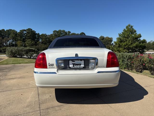 used 2006 Lincoln Town Car car, priced at $10,490