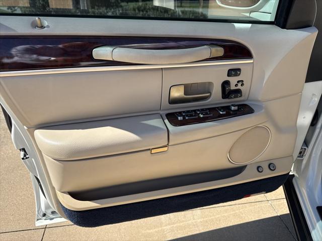 used 2006 Lincoln Town Car car, priced at $10,490