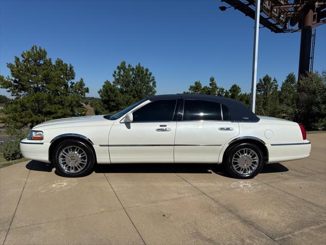 used 2006 Lincoln Town Car car, priced at $10,490