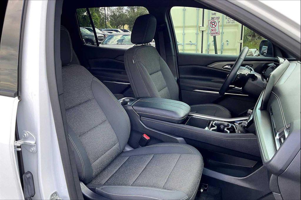 used 2025 Chevrolet Traverse car, priced at $37,688