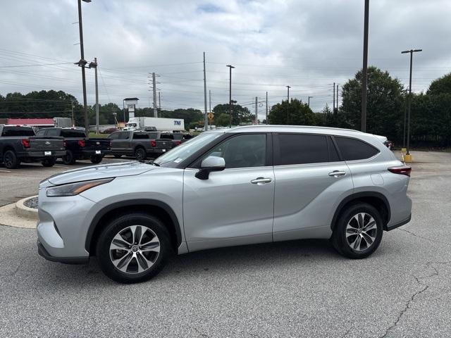 used 2024 Toyota Highlander car, priced at $37,999