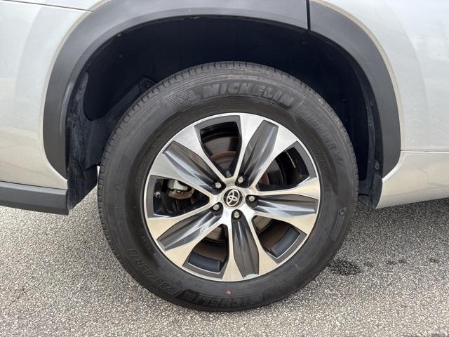 used 2024 Toyota Highlander car, priced at $37,999
