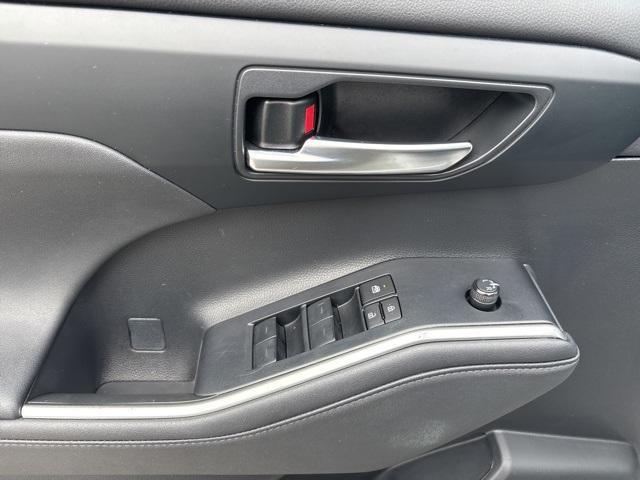 used 2024 Toyota Highlander car, priced at $37,999