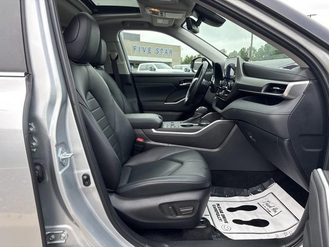used 2024 Toyota Highlander car, priced at $37,999