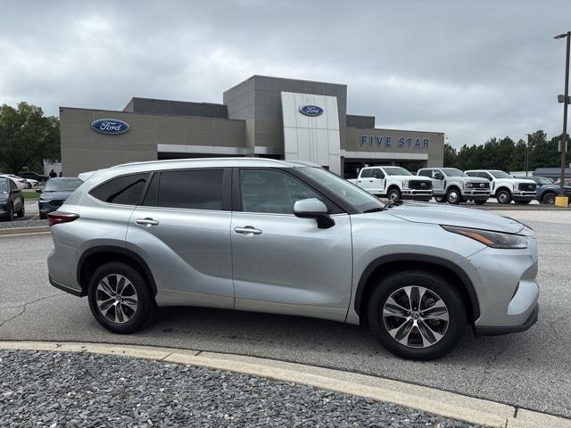 used 2024 Toyota Highlander car, priced at $37,999