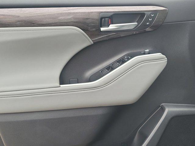 new 2025 Toyota Highlander car, priced at $54,703