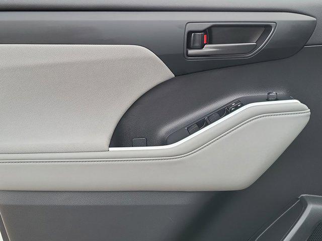 used 2023 Toyota Highlander Hybrid car, priced at $37,877