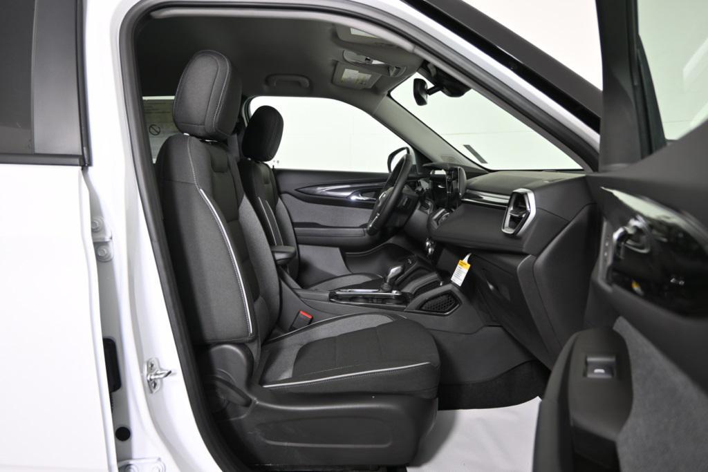 new 2025 Chevrolet TrailBlazer car, priced at $27,675