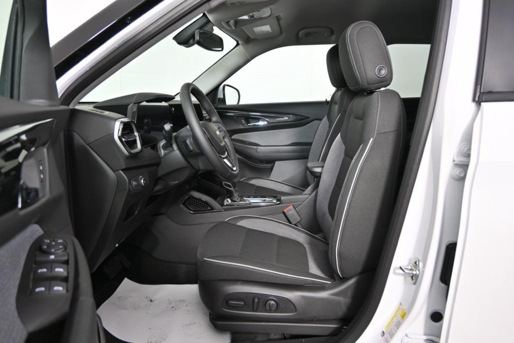 new 2025 Chevrolet TrailBlazer car, priced at $27,675