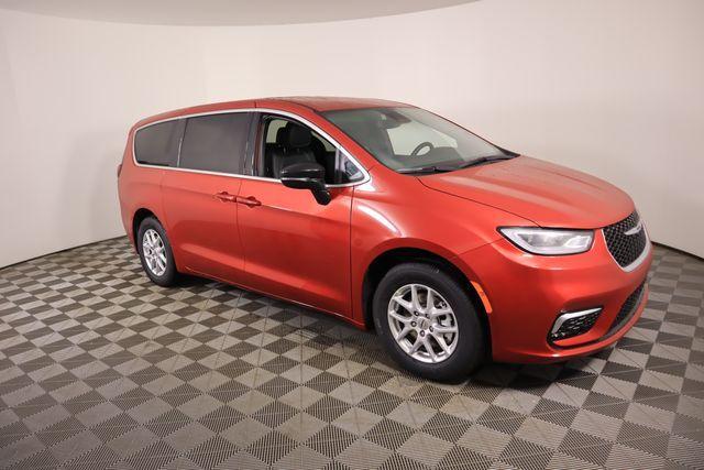 new 2025 Chrysler Pacifica car, priced at $39,021