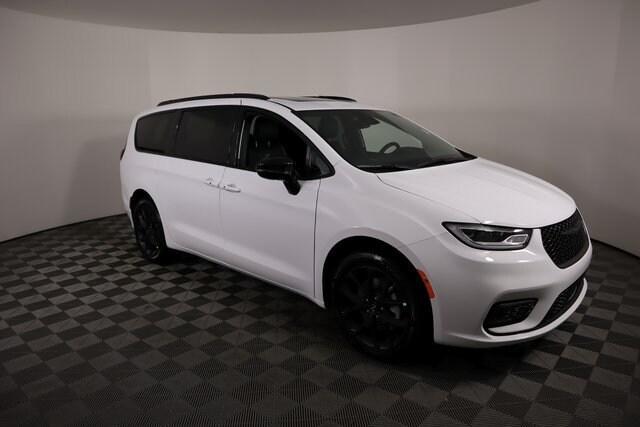 new 2024 Chrysler Pacifica car, priced at $54,370