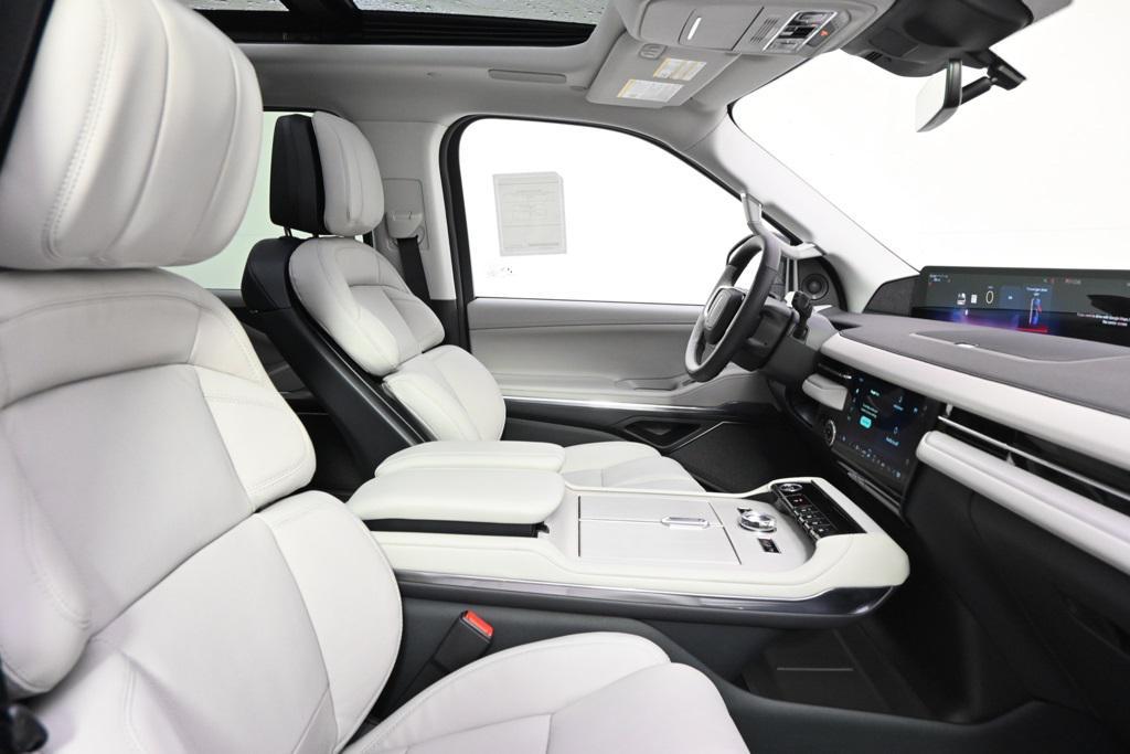 new 2025 Lincoln Navigator car, priced at $102,224