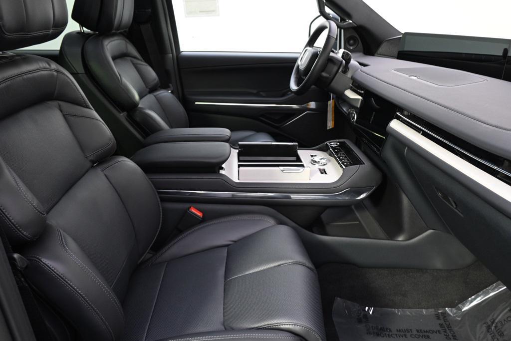 new 2025 Lincoln Navigator car, priced at $105,654