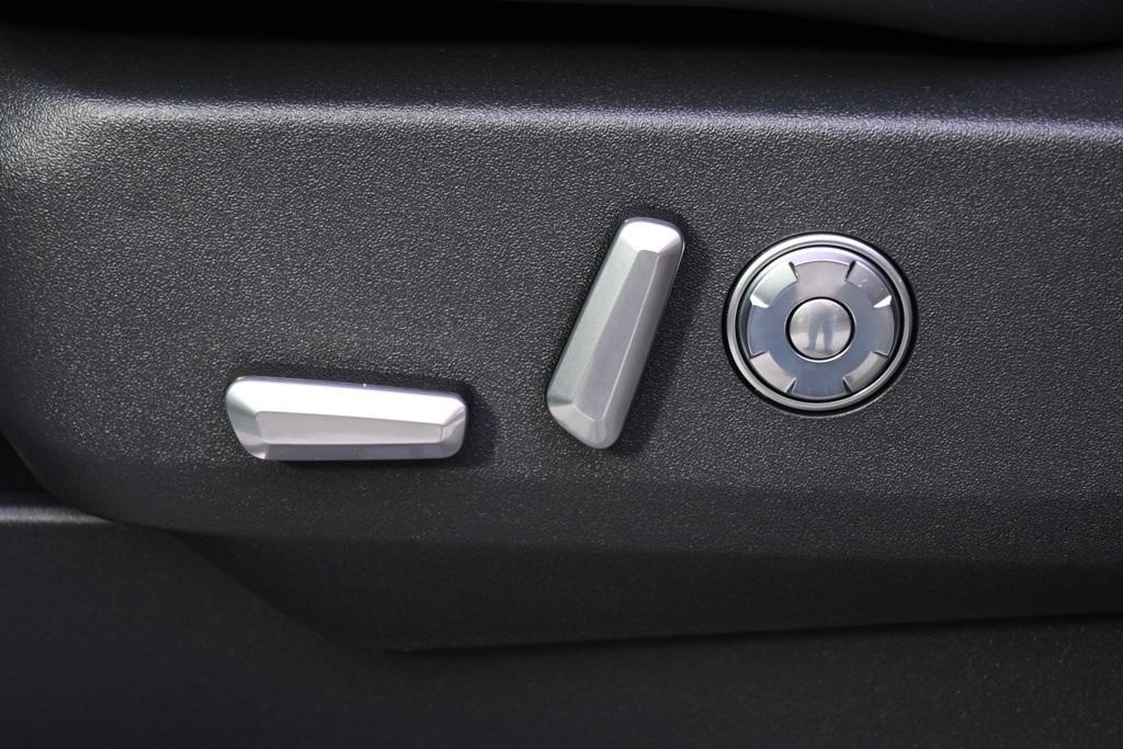 new 2025 Lincoln Navigator car, priced at $105,654