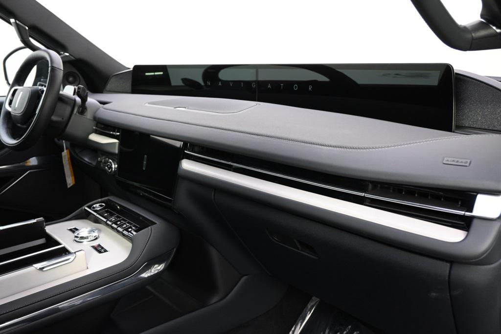 new 2025 Lincoln Navigator car, priced at $105,654