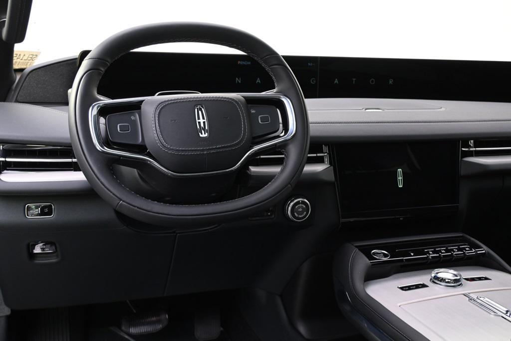 new 2025 Lincoln Navigator car, priced at $105,654