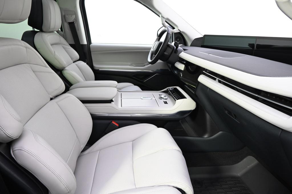 new 2025 Lincoln Navigator car, priced at $105,154