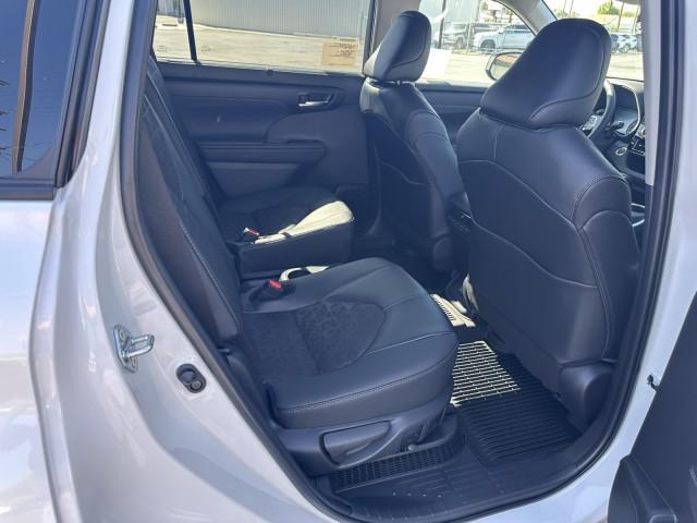 new 2025 Toyota Highlander Hybrid car, priced at $51,777