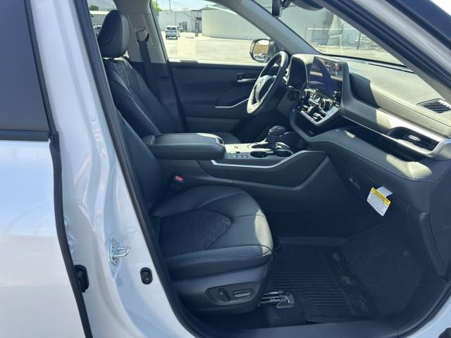 new 2025 Toyota Highlander Hybrid car, priced at $51,777