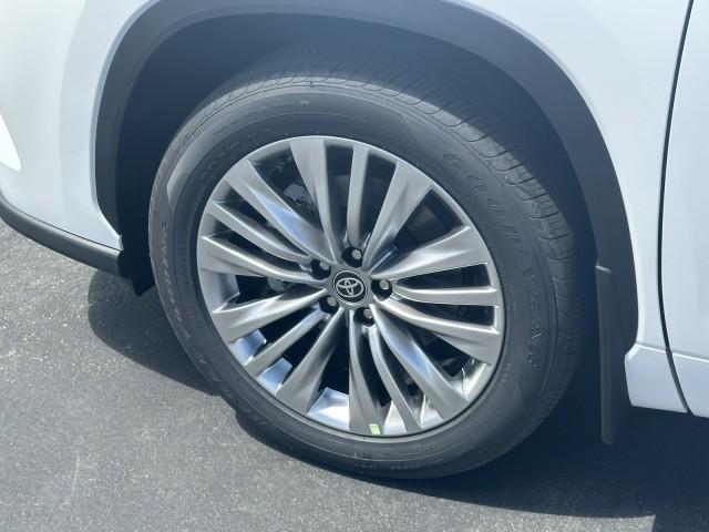 new 2025 Toyota Highlander car, priced at $55,423