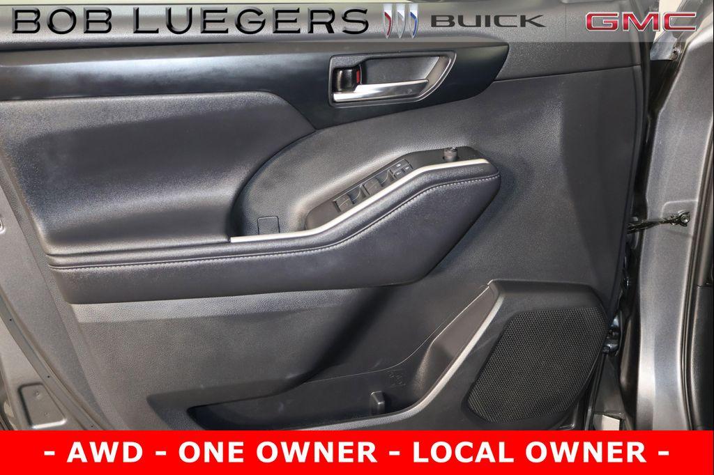 used 2021 Toyota Highlander car, priced at $30,989