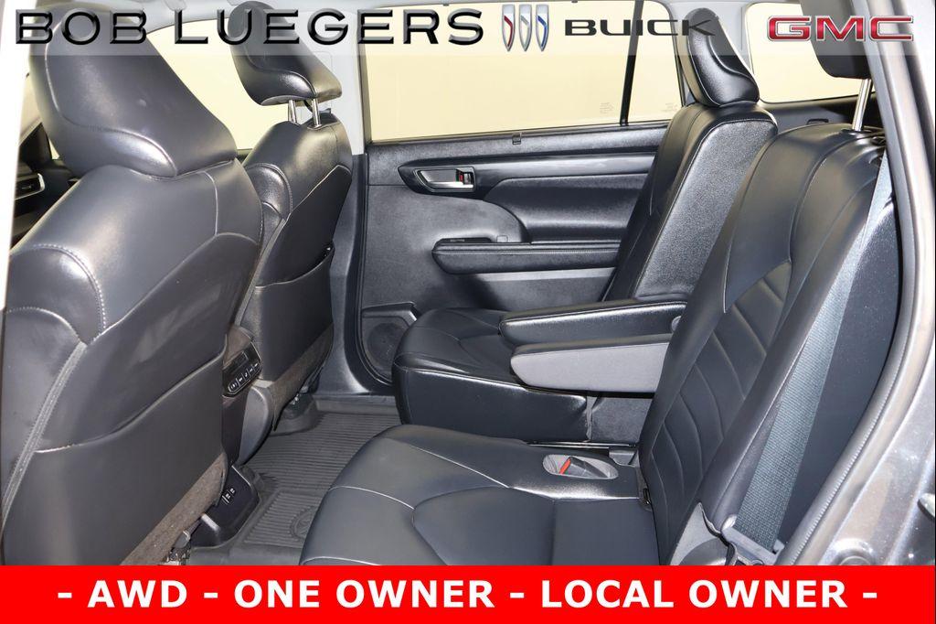 used 2021 Toyota Highlander car, priced at $30,989