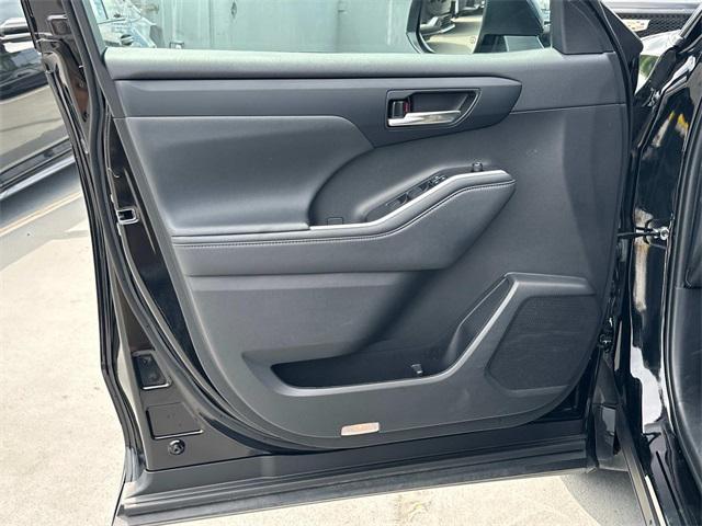 used 2022 Toyota Highlander car, priced at $33,400