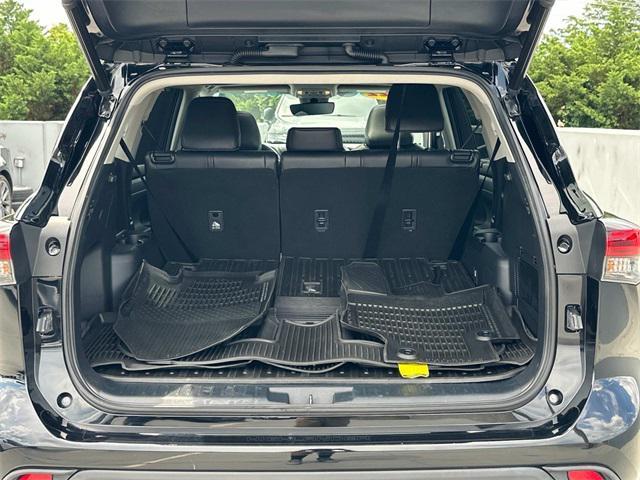 used 2022 Toyota Highlander car, priced at $33,400
