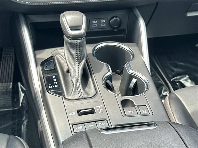 used 2022 Toyota Highlander car, priced at $33,400