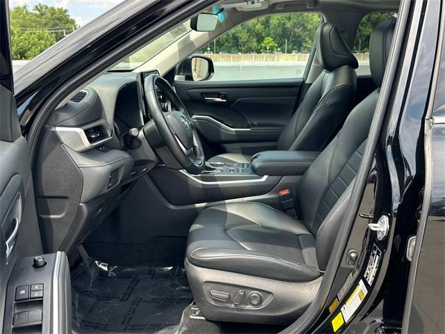 used 2022 Toyota Highlander car, priced at $33,400