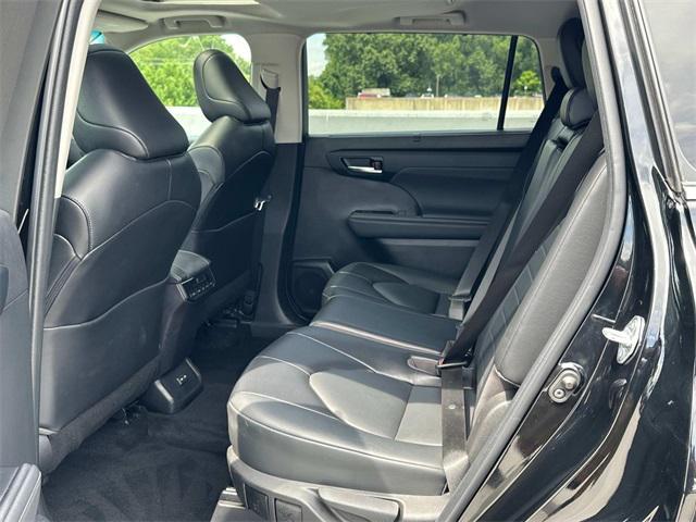 used 2022 Toyota Highlander car, priced at $33,400