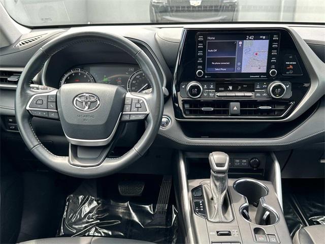 used 2022 Toyota Highlander car, priced at $33,400