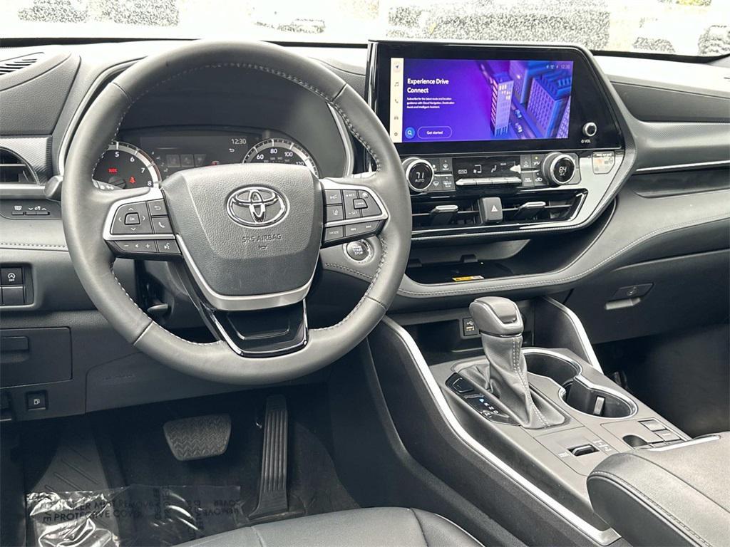 used 2023 Toyota Highlander car, priced at $39,500