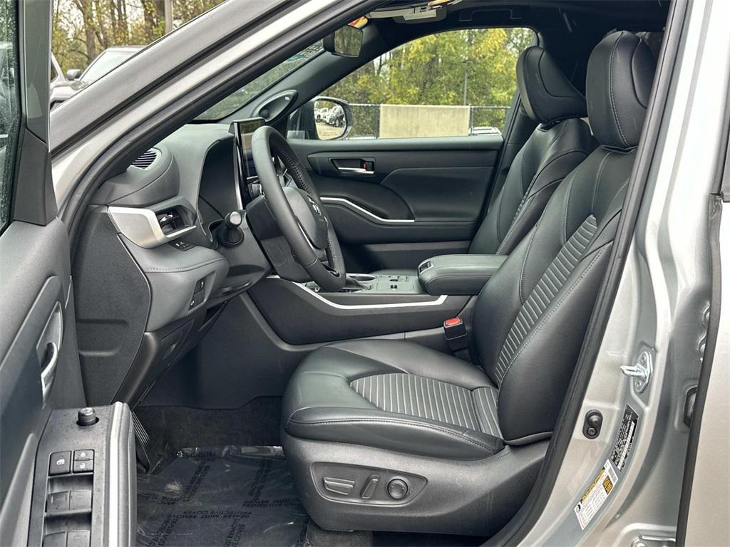 used 2023 Toyota Highlander car, priced at $39,500
