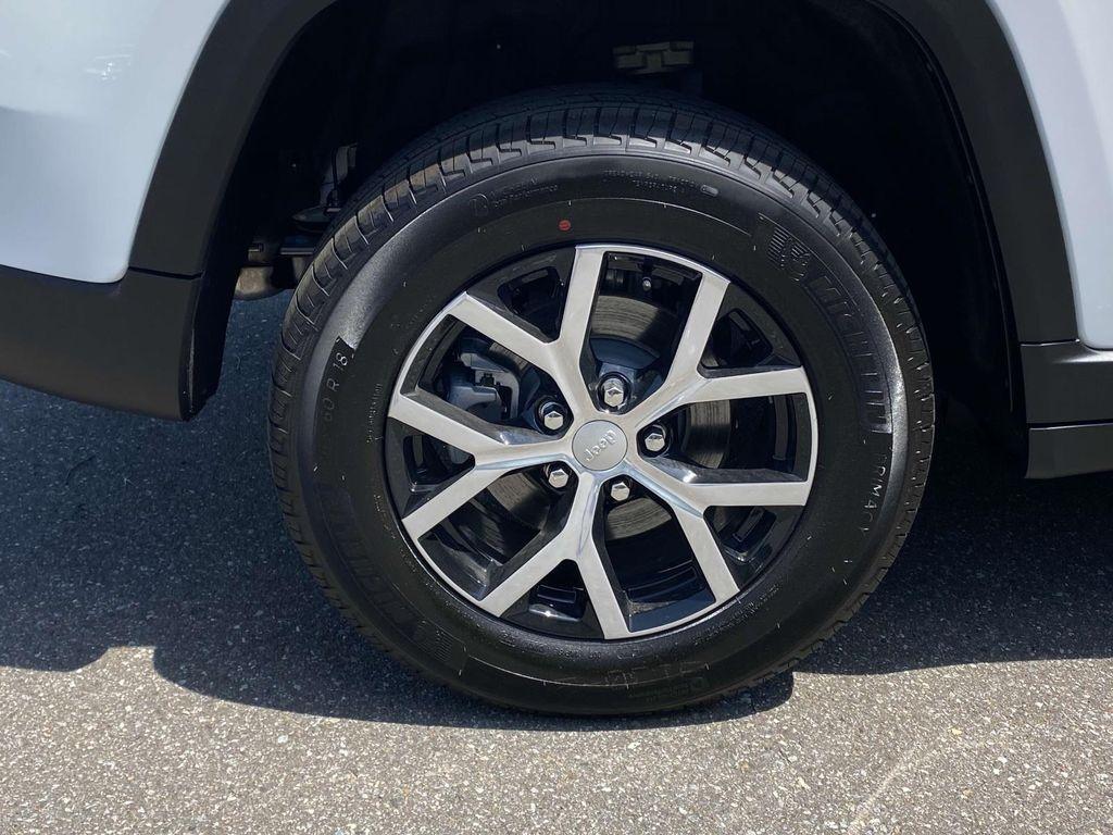 new 2025 Jeep Grand Cherokee car, priced at $43,700