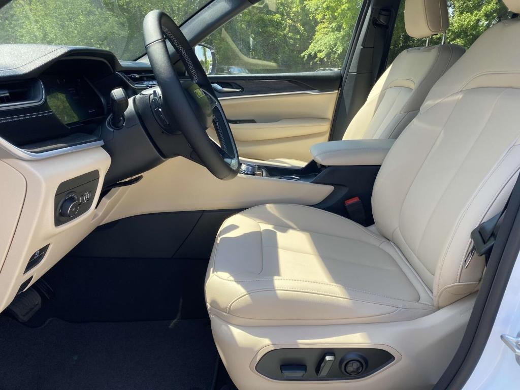 new 2025 Jeep Grand Cherokee car, priced at $43,700